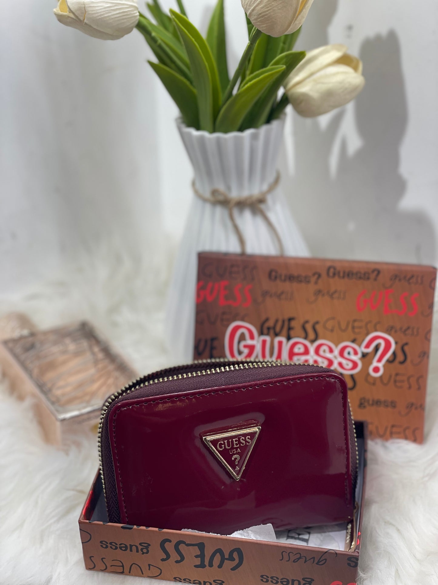 جزدان GUESS لون خمري
